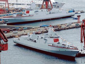 两艘055型驱逐舰在中国大连造船厂同日下水