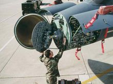 美军地勤人员检修F-15C的APG-63(V)1雷达