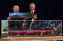 美国前总统吉米·卡特与海浪级潜艇模型