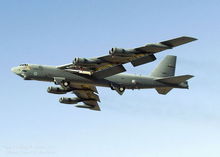 挂在B-52H机翼下的X-51A飞行器