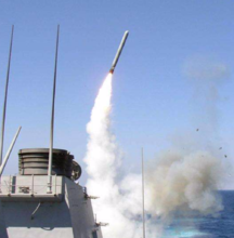 利比亚战争的美国阿利伯克级导弹驱逐舰发射战斧巡航导弹