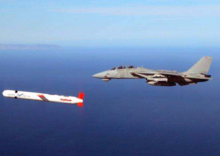 F-15战斗机正在跟随战斧巡航导弹进行测试