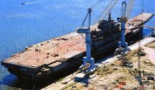 1998年停工荒废在黑海造船厂的瓦良格号