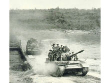对越自卫反击战中中国陆军士兵搭乘坦克