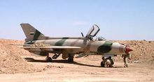 1架伊拉克歼-7M被埋沙丘下