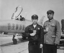 歼-7原型试飞员葛文墉（左）