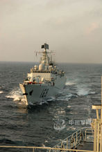 青海湖号补给舰为168舰实行纵向补给