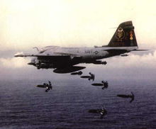 正在投掷Mk-83航空炸弹的A-6A攻击机