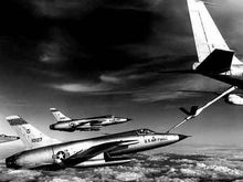 进行空中加油的F-105