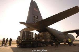 C-130装卸货物