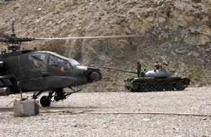 一架AH-64和一辆T-55在阿富汗