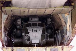 MH-53被拆解后装入运输机