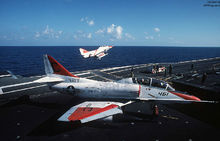 TW-3 训练联队的 TA-4J 正在列克星敦号