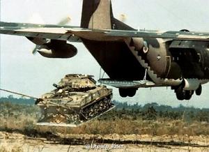 C-130低空直投M551伞兵坦克
