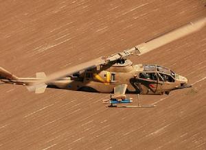 以色列国防军的AH-1F“Zefa”，翼下是双联“长钉”挂架