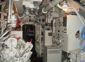033潜艇副动力机舱，两台水下低速航行用电动机