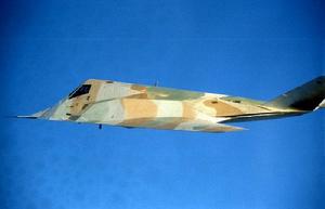 首架 F-117 原型机 780 号在首飞时就涂成了三色沙漠迷彩