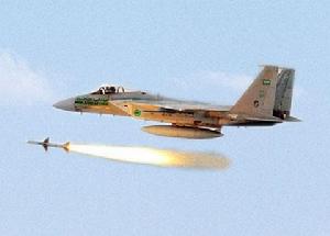 F-15正在发射空对空导弹