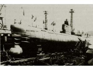 江南造船厂建造的033型潜艇下水