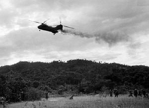 CH-46A被越军火力击中后坠毁