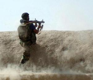 正在发射RPG的阿富汗士兵