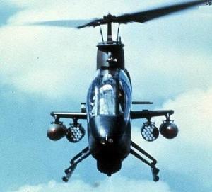 AH-1武装直升机狭窄的正面可以减小中弹概率