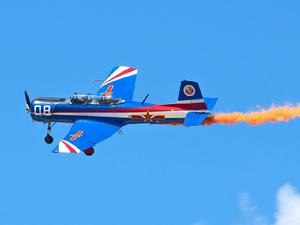 初教-6在飞行表演中