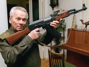 卡拉什尼科夫手持AK-47自动步枪