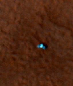 2019年5月，美国火星勘测卫星(MRO)拍摄的已经登上火星北极的凤凰号。照片中凤凰号探测器如同一只蓝色蝴蝶停留在红色的火星表面，显示出凤凰号已经展开的太阳能帆板。