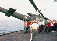 1975年，被中途岛号抛弃的南越直升机