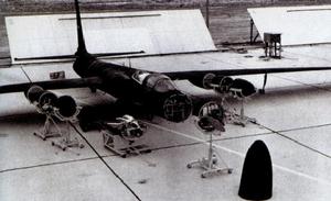 U-2侦察机展示图，注意卸下的机头部件