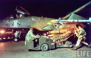 海湾战争中，地勤为一架A-10挂弹准备出击