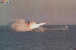 033G型潜艇发射鹰击8反舰导弹