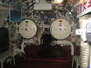 033潜艇艇尾舱的两具533毫米鱼雷发射管。