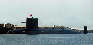093型攻击核潜艇停靠