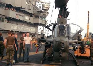 1987年瓜岛号两栖登陆舰上准备起飞执行波斯湾护航的AH-1T
