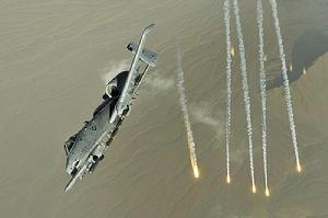 A-10释放红外诱饵弹